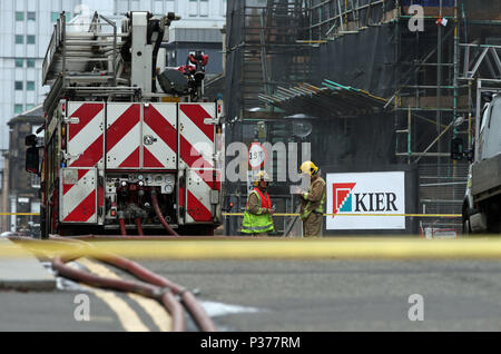 I vigili del fuoco da una autoclave segno come essi continuano a smorzare verso il basso a seguito dell'incendio presso la Glasgow School of Art (GSA) nello storico edificio di Mackintosh a Glasgow. Foto Stock