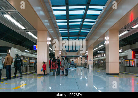 Xiamen, Cina - Jan 06, 2018: Metropolitana a Jimei School Village Station Foto Stock