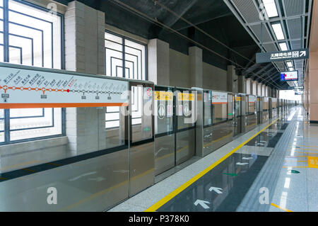 Xiamen, Cina - Jan 06, 2018: Metropolitana a Jimei School Village Station Foto Stock