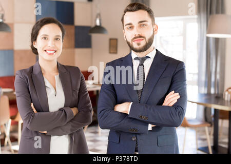 Positivo multietnica di successo business partner Foto Stock