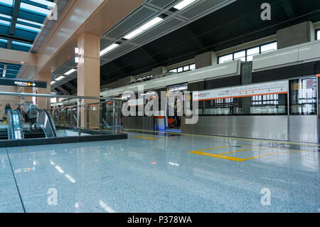 Xiamen, Cina - Jan 06, 2018: Metropolitana a Jimei School Village Station Foto Stock