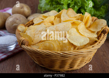 Cestino con patate fritte e verdure Foto Stock