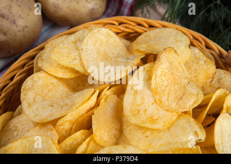 Ancora in vita da un cestello con patate fritte e verdura close up Foto Stock