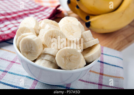 Fette di banane fresche in una ciotola close up Foto Stock