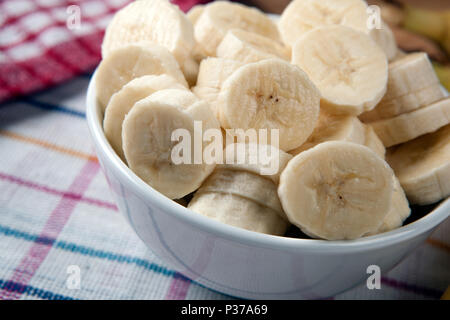 Fette di banane fresche in una ciotola close up Foto Stock