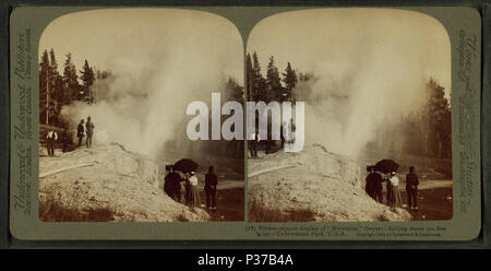 104 quindici minuti di visualizzazione di 'Riverside Geyser' - acqua bollente 100 piedi in aria - Parco di Yellowstone, U.S.A, da Underwood &AMP; Underwood Foto Stock