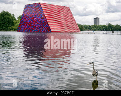 La Mastaba scultura di Christo e Jeanne Claude nel lago a serpentina Hyde Park Londra REGNO UNITO Foto Stock