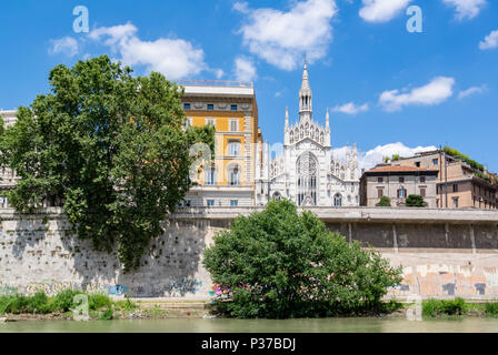 Riverside del quartiere Prati con la Chiesa del Sacro Cuore di Gesù di intercessione, Chiesa del Sacro Cuore del Suffragio, Roma, lazio, Italy Foto Stock