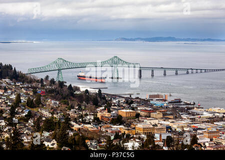 O02475-00...OREGON - nave da carico passa sotto il ponte di Astoria di entrare i giovani Bay presso la cittadina di Astoria si trova prossima alla imboccatura della Columbia Foto Stock