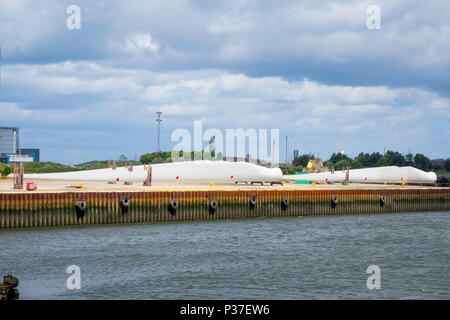 Le pale della turbina per l'uso in grandi centrali eoliche offshore memorizzati sulla banchina del porto sul fiume Tees a Middlesbrough Foto Stock