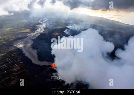 Vista aerea dell'eruzione del vulcano Kilauea nelle Hawaii, nella foto fessura 8, Maggio 2018 Foto Stock