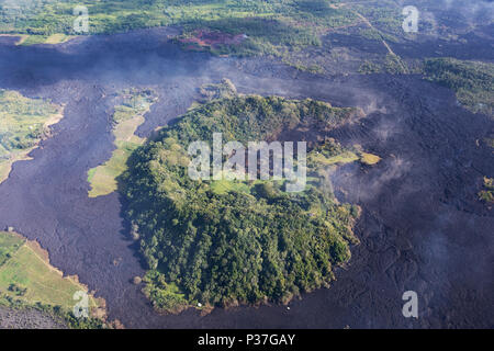 Vista aerea dei flussi di lava dalla eruzione del vulcano Kilauea nelle Hawaii, Maggio 2018 Foto Stock