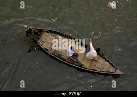 Una barca sul fiume Buriganga. Acqua di fiume Buriganga è diventato nero a causa delle pratiche di dumping di rifiuti industriali. Dacca in Bangladesh Foto Stock