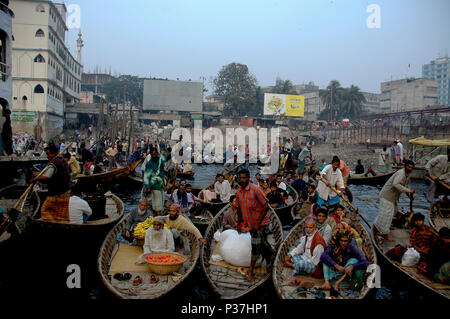 Le barche sul fiume Buriganga. Acqua di fiume Buriganga è diventato nero a causa delle pratiche di dumping di rifiuti industriali. Dacca in Bangladesh Foto Stock