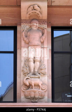 Il segno zodiacale del Capricorno, rilievo sulla facciata della casa di Aschaffenburg, Germania Foto Stock