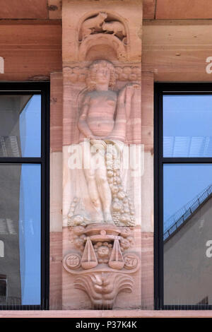 Il segno zodiacale della bilancia, rilievo sulla facciata della casa di Aschaffenburg, Germania Foto Stock