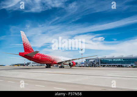 ROSTOV-on-Don, Russia - 17 giugno 2018: Boeing 777-300ER della Rossiya Airlines in Platov aeroporto internazionale. Foto Stock