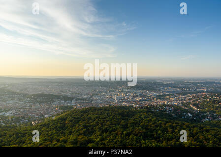Vista della città di Stoccarda in Germania - splendido paesaggio in estate Foto Stock