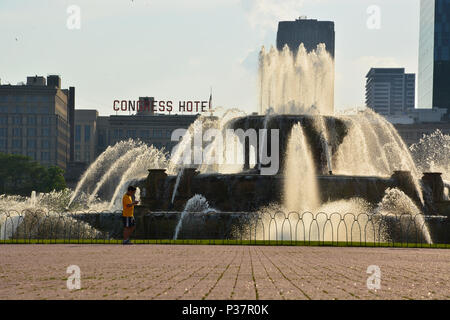 Il tardo pomeriggio di sole illumina il Buckingham Fountain da dietro in Chicago Grant Park. Foto Stock