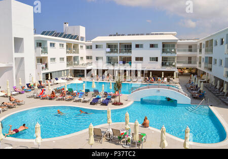 I turisti in piscina a Sunconnect Sofianna resort Foto Stock