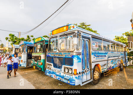 Colorata parcheggiato Lanka Ashok Leyland pullman utilizzati per prendere gli scolari locali su escursioni a Forte Galle, Galle, sud della provincia, Sri Lanka Foto Stock