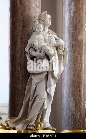 Saint Anne statua sull altare principale in Amorbach monastero benedettino chiesa in Bassa Franconia, Baviera, Germania Foto Stock