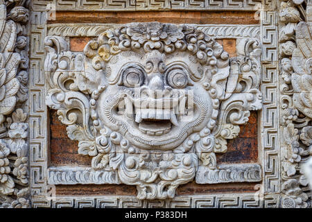 In pietra scolpita demon Kala in stile Balinese tempio indù Pura Taman Kemuda Saraswati, Ubud, Bali, Indonesia Foto Stock