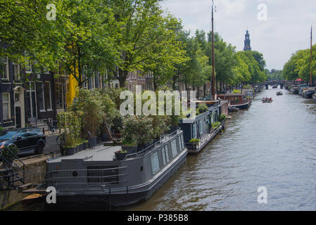 Case galleggianti su un canale olandese ad Amsterdam in nove strade district Foto Stock