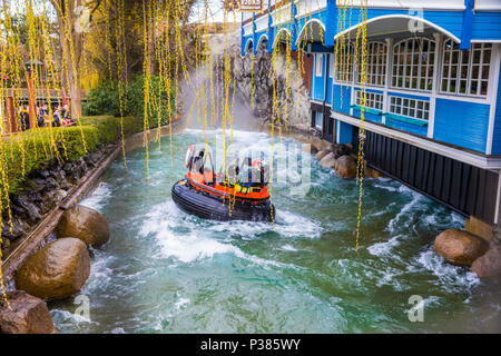 Ruggine, Germania - 31 Marzo 2018 - Gli ospiti di barche di equitazione in Europa-Park. L'Europa-Park è il secondo più grande park resort in Europa. Foto Stock