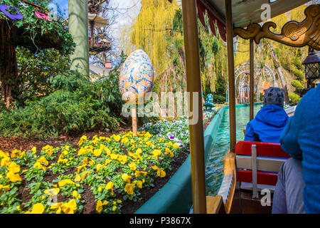 Ruggine, Germania - 31 Marzo 2018 - Gli ospiti di barche di equitazione in Europa-Park. L'Europa-Park è il secondo più grande park resort in Europa. Foto Stock