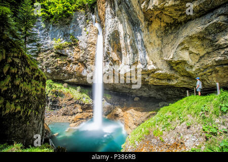 Incredibile cascata in Svizzera vicino Klausenpass, Canton Glarona, Svizzera, Europa. Foto Stock
