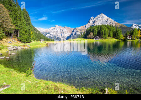 Lago Arnisee nelle Alpi Svizzere. Arnisee è un serbatoio nel Cantone di Uri, Svizzera. Foto Stock