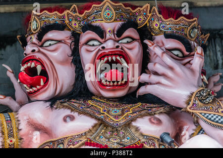 Ogoh-Ogoh, tre teste demon statua fatta per la parata Ngrupuk condotta alla vigilia del Nyepi Day. Close-up Foto Stock