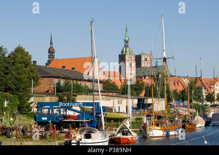 Stralsund, Germania, il porto e la Santa Chiesa di San Nicola Foto Stock