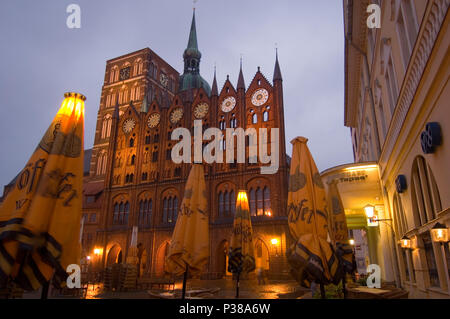 Stralsund, Germania, St. Chiesa di San Nicola e Stralsund town hall di sera Foto Stock