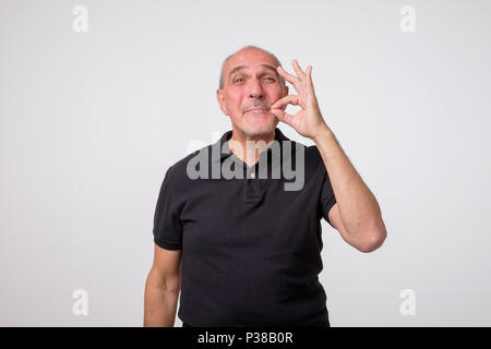 Mantenendo la tranquillità e il silenzio del concetto. Concetto di coppia amn zippare o chiudendo la bocca, perché egli non può parlare o dire segreto Foto Stock