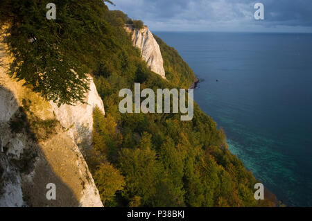 Sassnitz, Germania, serata sole splende su chalk cliffs Foto Stock