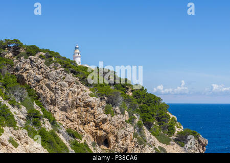 Mallorca, alta di piante verdi scogliere coperte con il faro di capdepera Foto Stock