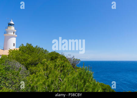 Mallorca, antico faro di Capdepera dietro piante verdi Foto Stock