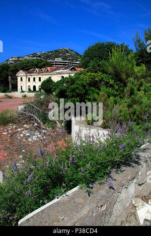 Bombardato e abbandonata hotel nel resort di Kupari vicino a Dubrovnik in Croazia che sono state distrutte durante il conflitto nei Balcani 1991-1992 Foto Stock