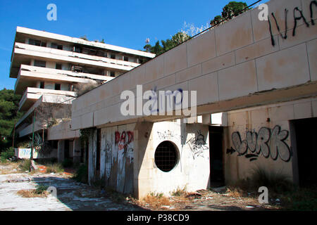 Bombardato e abbandonata hotel nel resort di Kupari vicino a Dubrovnik in Croazia che sono state distrutte durante il conflitto nei Balcani 1991-1992 Foto Stock