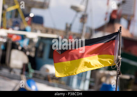 Sassnitz, Germania, piccola bandiera della Germania nel porto cittadino Sassnitz Foto Stock