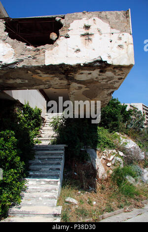 Bombardato e abbandonata hotel nel resort di Kupari vicino a Dubrovnik in Croazia che sono state distrutte durante il conflitto nei Balcani 1991-1992 Foto Stock