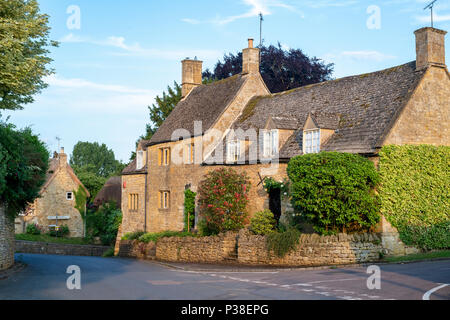 Case di pietra di sera la luce del sole in Ebrington, Chipping Campden, Gloucestershire, Inghilterra. Foto Stock