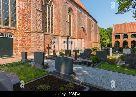 Chiesa gotica con cimitero, 15 ° secolo, Hinte, Frisia orientale, bassa Sassonia, Germania Foto Stock