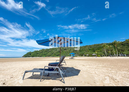 Lettini e ombrellone su una spiaggia di sabbia bianca allo Shangri La Rasa Ria Hotel e Resort in Kota Kinabalu, Borneo sul bordo del Mare della Cina del Sud Foto Stock