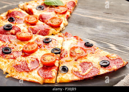 Le fette di salsiccia per pizza pizza Foto Stock