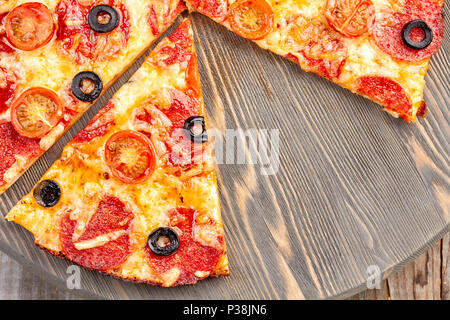 Salsiccia per pizza pizza sul pannello di legno Foto Stock