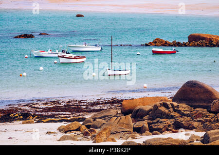 Barche nel porto sulla costa di Granito Rosa (Côte di Granit Rose in francese). La Bretagna (Bretagne), Francia Foto Stock