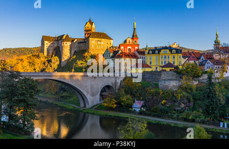 Colorata città e il Castello di Loket over Eger fiume nei pressi di Karlovy Vary, Repubblica Ceca Foto Stock